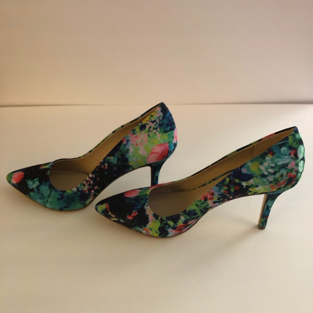 BCBGeneration Floral Watercolor Heels with box - Picture 7 of 8